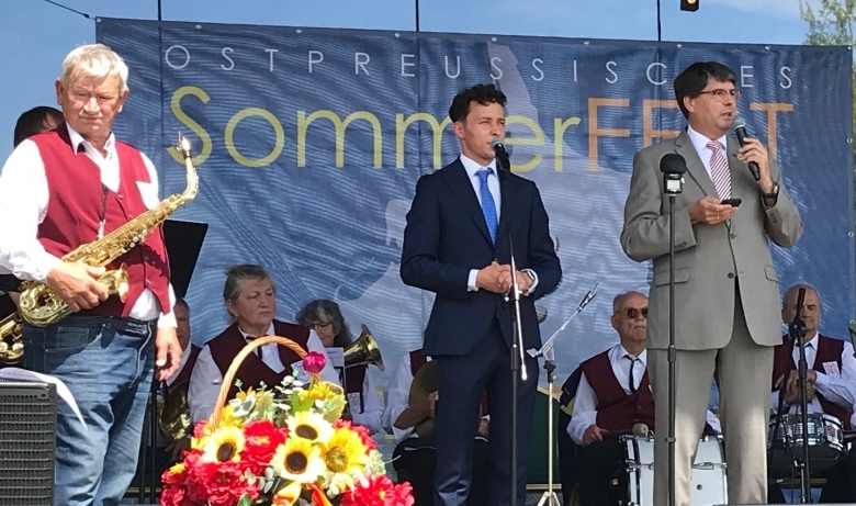 „Ostpreußen lebt!“: LO-Sprecher Stephan Grigat (r.) begrüßt die Besucher des Sommerfests