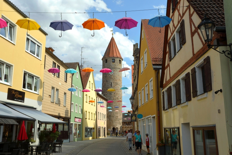 Bunte Schutzschirme über Gunzenhausen: Die Altstadt mit dem Färberturm