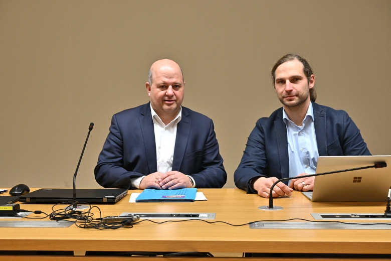 Der Ausschussvorsitzende von den oppositionellen Grünen und sein Stellvertreter von der regierenden CSU: Toni Schuberl und Holger Dremel (von rechts)