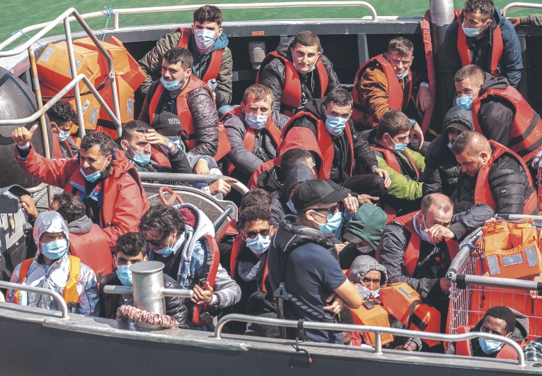 „Kaputtes Asylsystem“ kostet London jährlich 3,5 Milliarden Euro: Illegale Immigranten auf dem Ärmelkanal
