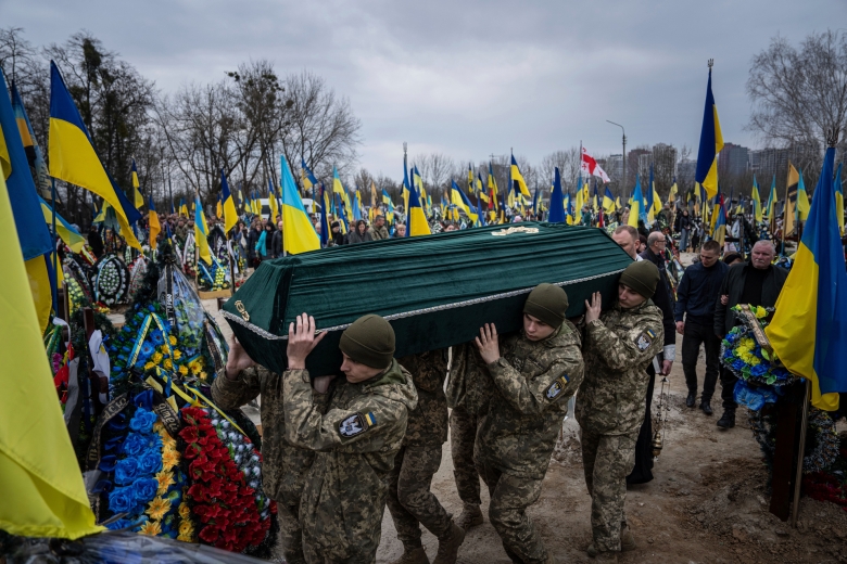 „Je länger der Krieg dauert, desto geringer sind die Aussichten der Ukraine“: Seit Kriegsbeginn zahlen die Ukrainer einen hohen Blutzoll. Da personelle Verluste durch Waffensysteme allein nicht ausgeglichen werden können, geht ihren Streitkräften früher o
