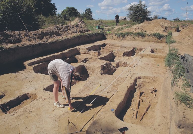 Archäologen bei der Arbeit: Neben Alltagsgegenständen, Waffen und Münzen wurden in Wartenburg auch gut erhaltene menschliche Skelette gefunden