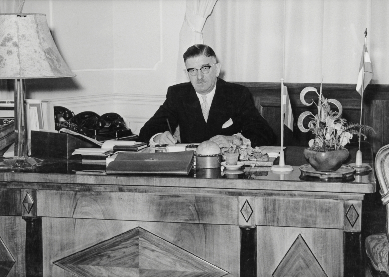 Nannte in der Sitzung des Österreichischen Nationalrats am 21. Dezember 1945 in seiner ersten Rede als Bundeskanzler den Einsatz für Südtirol eine „Herzenssache“: Leopold Figl, hier in seinem Arbeitszimmer