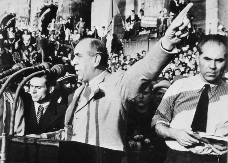 Am 9. September 1948 vor 350.000 Menschen auf einer Kundgebung auf dem Platz der Republik vor dem Reichstag: Ernst Reuter fordert Beistand für das blockierte Berlin