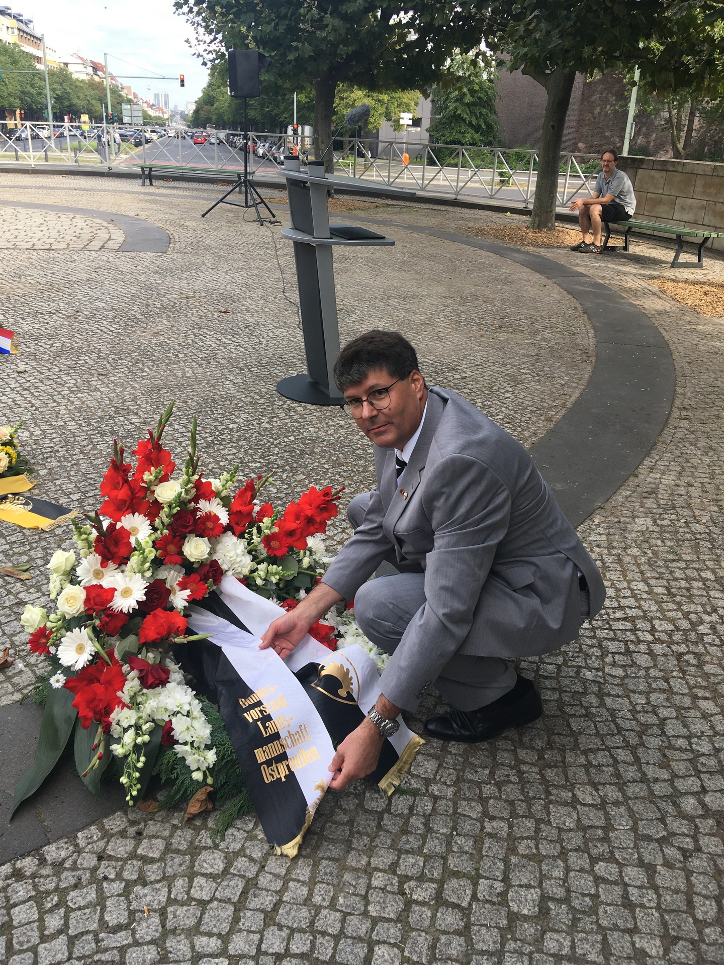 Stephan Grigat, Sprecher der Landsmannschaft Ostpreußen (LO), legte am 26. August im Namen des LO-Bundesvorstandes an der Ewigen Flamme auf dem Theodor-Heuss-Platz in Berlin einen Kranz nieder. 