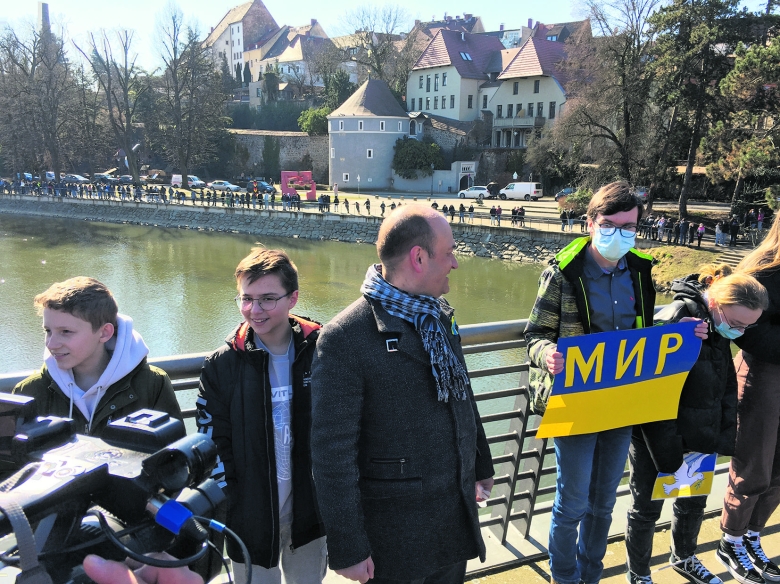 Steht wieder Spalier für die Ukraine: Bürgermeister Rafał Gronicz auf der Görlitzer  Altstadtbrücke