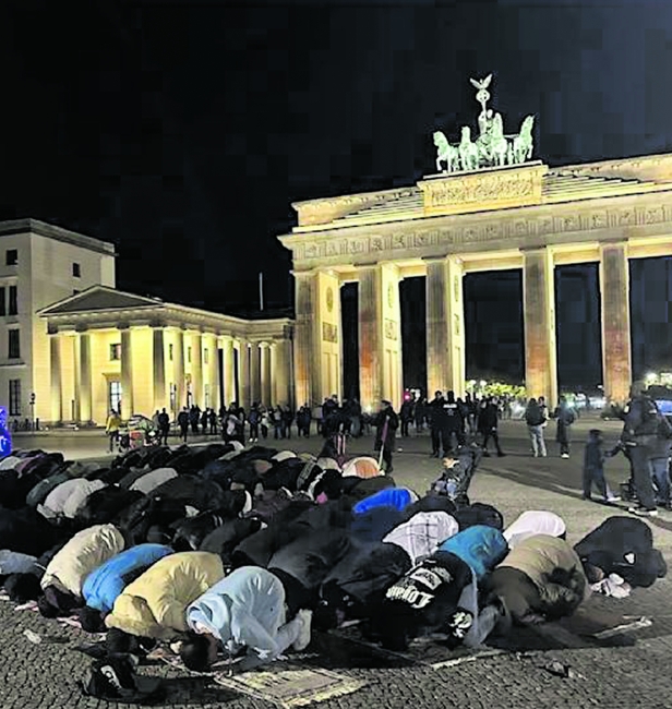 Kampfansage an die Multikulti-Gesellschaft: Muslimisches Gebet vor dem Brandenburger Tor vor wenigen Tagen