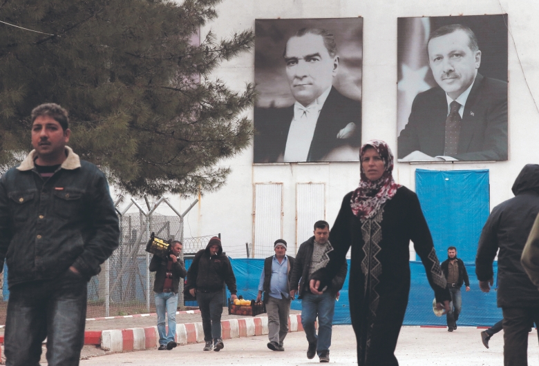 Statt den Modernisierer der Türkei offen zu bekämpfen, bemüht sich die AKP-Regierung um eine Übertragung der Popularität des toten ersten auf den lebenden aktuellen Präsidenten: Plakate von Atatürk (l.) und Erdoğan einträchtig nebeneinander in der Türkei