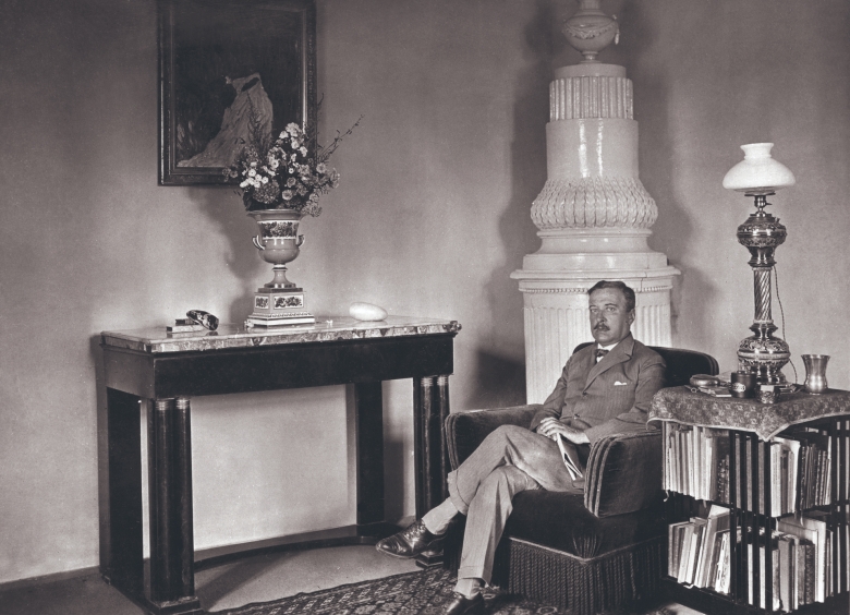 Ein Repräsentant des deutschsprachigen Fin de Siècle und der Wiener Moderne: Hugo von Hofmannsthal, hier 1925 in seiner Barockvilla in dem Wiener Vorort Rodaun
