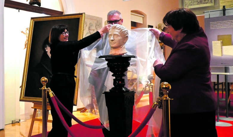Eichendorff wird auch in Oppeln geehrt: Joanna Rostropowicz bei der feierlichen Enthüllung der Büste 