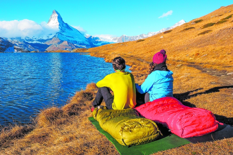 Pures Naturgefühl: Wandertouristen mit Schlafsäcken am Matterhorn