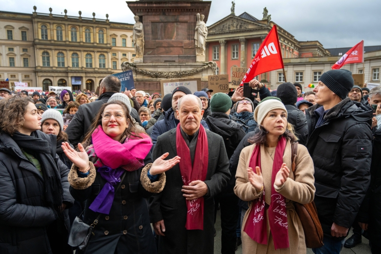 Wenn die Spitzen einer Regierung, deren Ansehen im Keller ist, gegen die Opposition demonstrieren: Bundeskanzler Scholz und Außenministerin Baerbock auf einer „Anti-Rechts“-Kundgebung in Potsdam