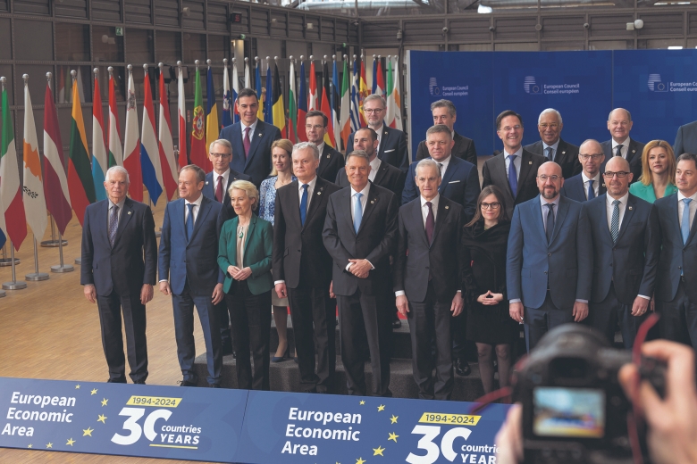 Auf dem EU-Frühjahrsgipfel vergangenen Freitag in Brüssel: Das sogenannte Familienfoto mit Josep Borrell (ganz links)