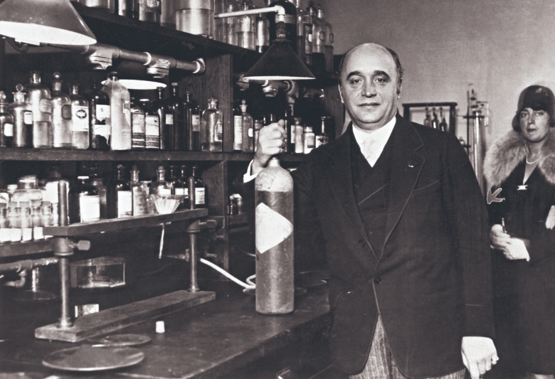 Im Jahre 1928 mit seiner Ehefrau in seinem Labor: Friedrich Bergius