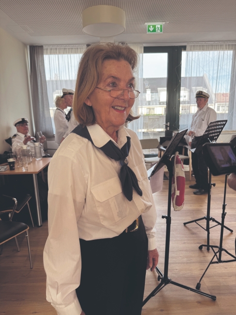 Jubilarin: Theresia Schmitz-Lew, die am 5. April ihren 90. Geburtstag feiert, bei ihrem Seemanns- und Shanty-Chor