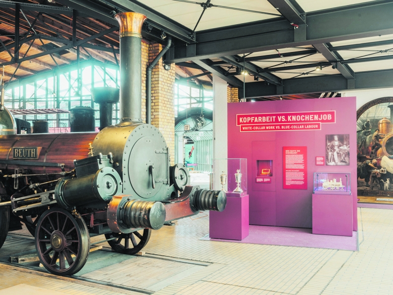 Einfahrt einer Beuth-Lokomotive: Blick in den Lokschuppen des Technikmuseums