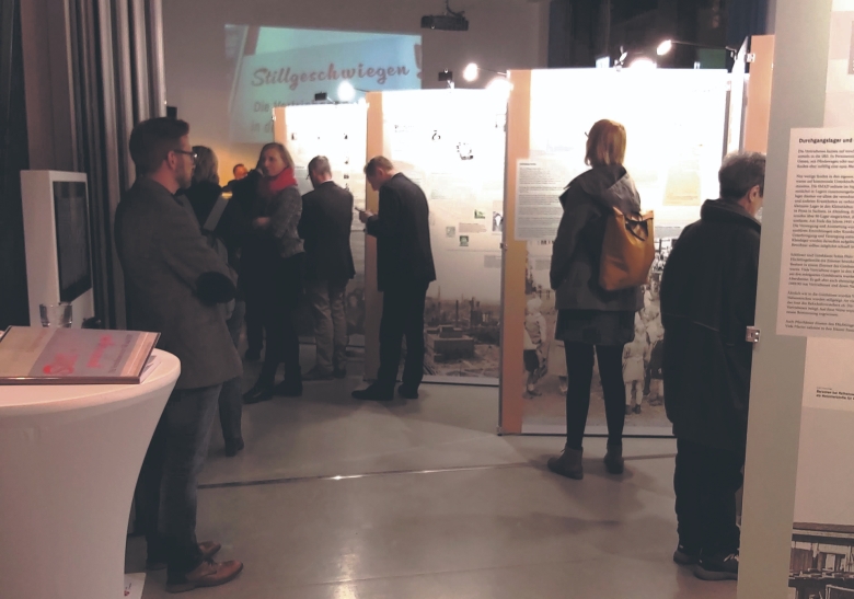 Am Eröffnungstag: Besucher studieren aufmerksam die Schautafeln der Ausstellung „Stillgeschwiegen!“