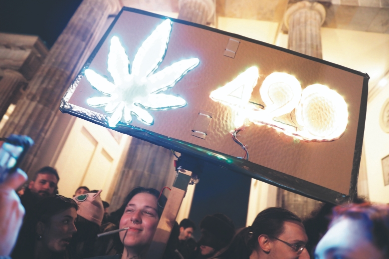 Cannabis-Fans feiern Legalisierung: „Ankiffen“ vor dem Brandenburger Tor in der Nacht zum Ostermontag