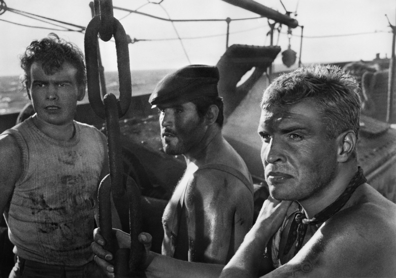 Klassikerverfilmung nach B. Traven: Horst Buchholz, Mario Adorf und Helmut Schmid (v.l.) auf dem „Totenschiff“ von 1959