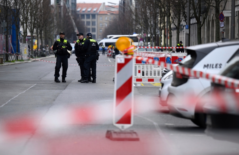 Gewalttaten nehmen rasant zu: Polizisten sichern Tatort in der Berliner Zimmerstraße