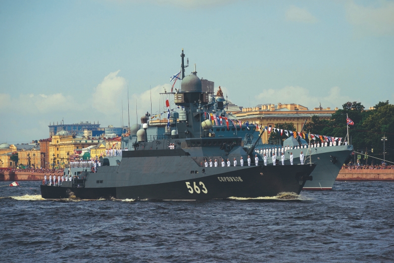 Ist für den Küsten- und Binnengewässerschutz ausgelegt: Das Raketenschiff „Serpuchow“, ausgestattet mit moderner Tarnkappentechnik, hier in St. Petersburg