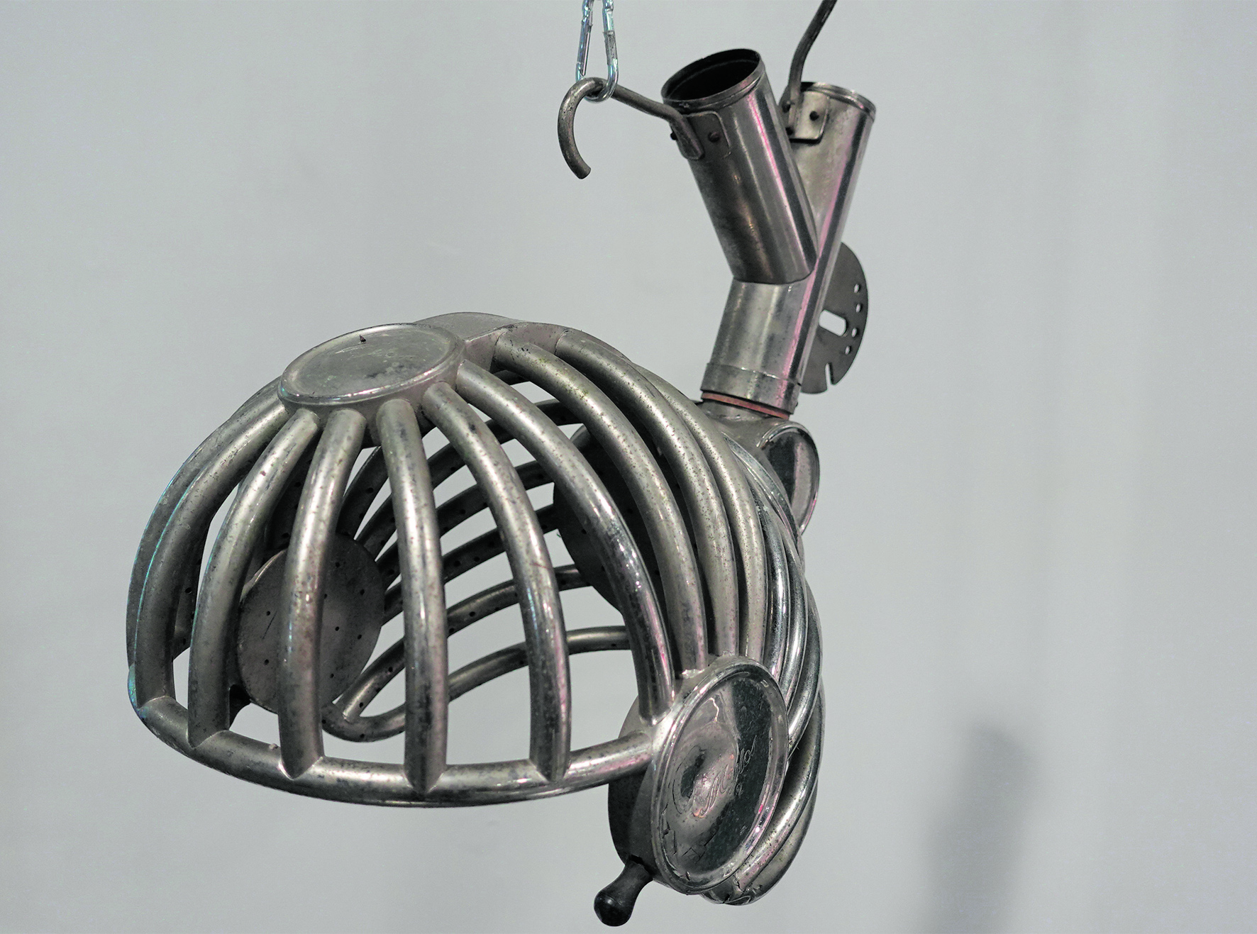 Erinnert eher an ein  Instrument aus dem Film „Metropolis“:  Ausstellungsstück eines Helms zum Haaretrocknen, das im Allensteiner Museum der Moderne ausgestellt wurde  