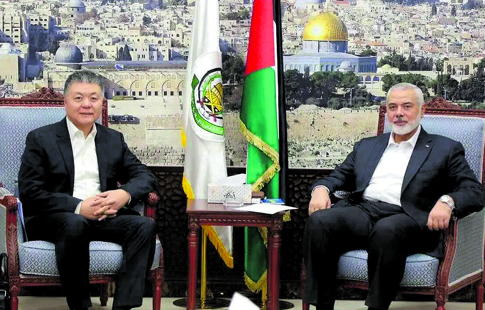 Treffen in Katar: Der Pekinger Diplomat und ehemalige chinesische Botschafter im Libanon, Wang Kejian, führt Gespräche mit dem Hamas-Anführer Ismail Haniyya