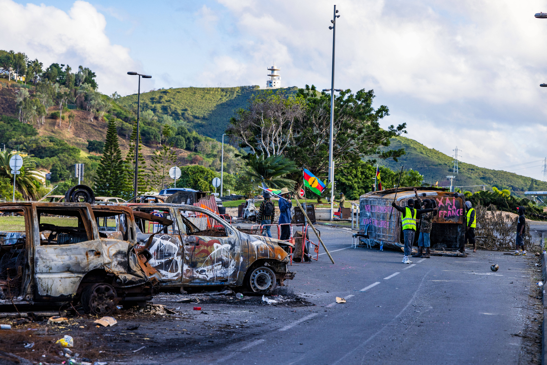 Bürgerkriegsähnliche Zustände im Inselparadies: Ausgebrannte Autos und Straßensperren während der fast zweiwöchigen Unruhen auf der französischen Südseeinsel Neukaledonien