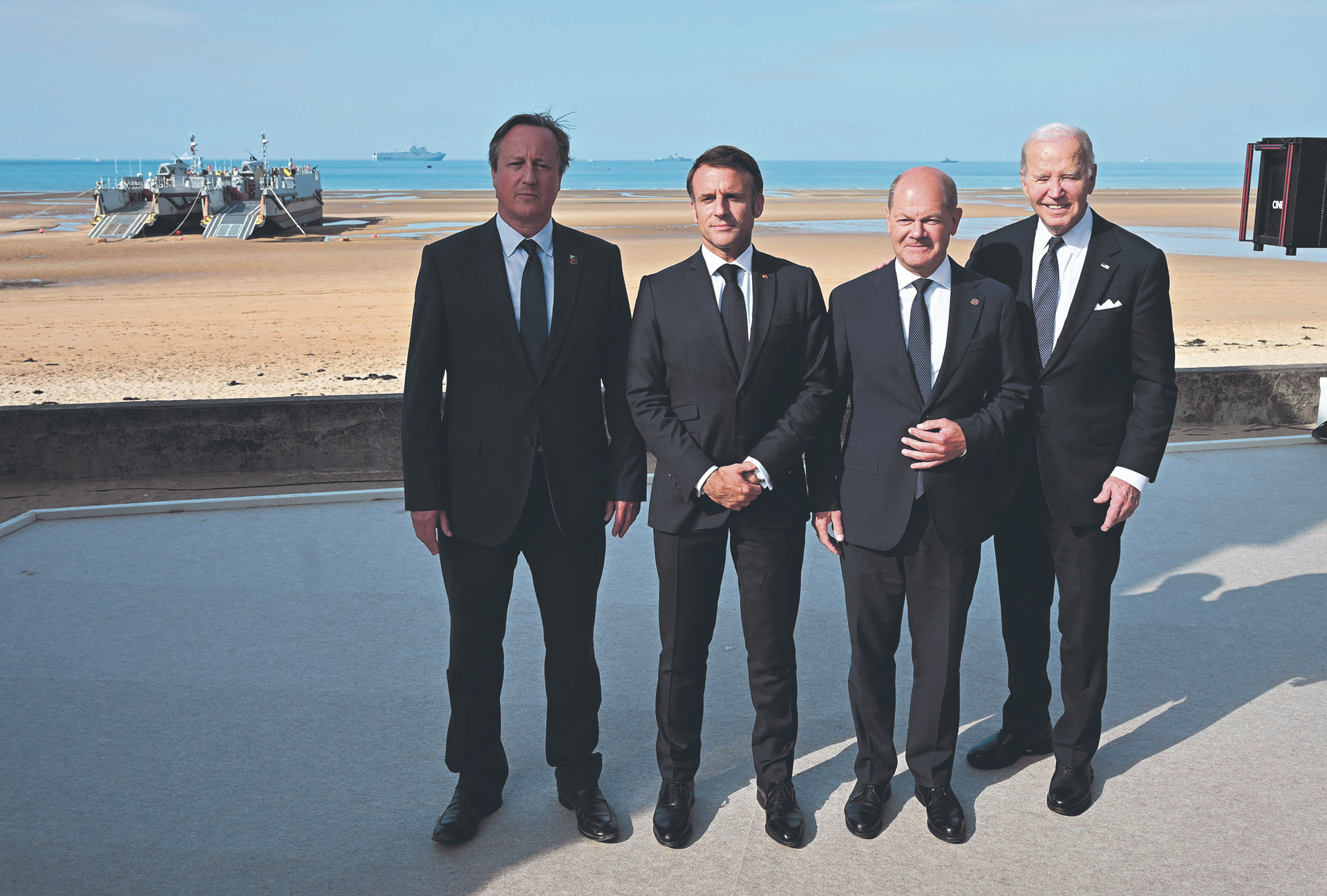 Anders als die Staatslenker Frankreichs, Deutschlands und der USA ließ sich Premier Rishi Sunak bei der 80-Jahr-Feier des D-Day durch seinen Außenminister vertreten: David Cameron, Emmanuel Macron, Olaf Scholz und Joe Biden am Omaha Beach (v.l.)
