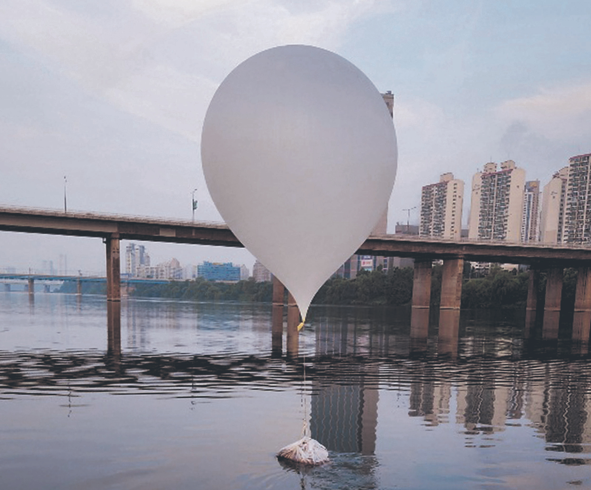 „Liebesgrüße aus Pjöngjang“: Ein mit Unrat bestückter nordkoreanischer Ballon nach der Landung im südkoreanischen Seoul