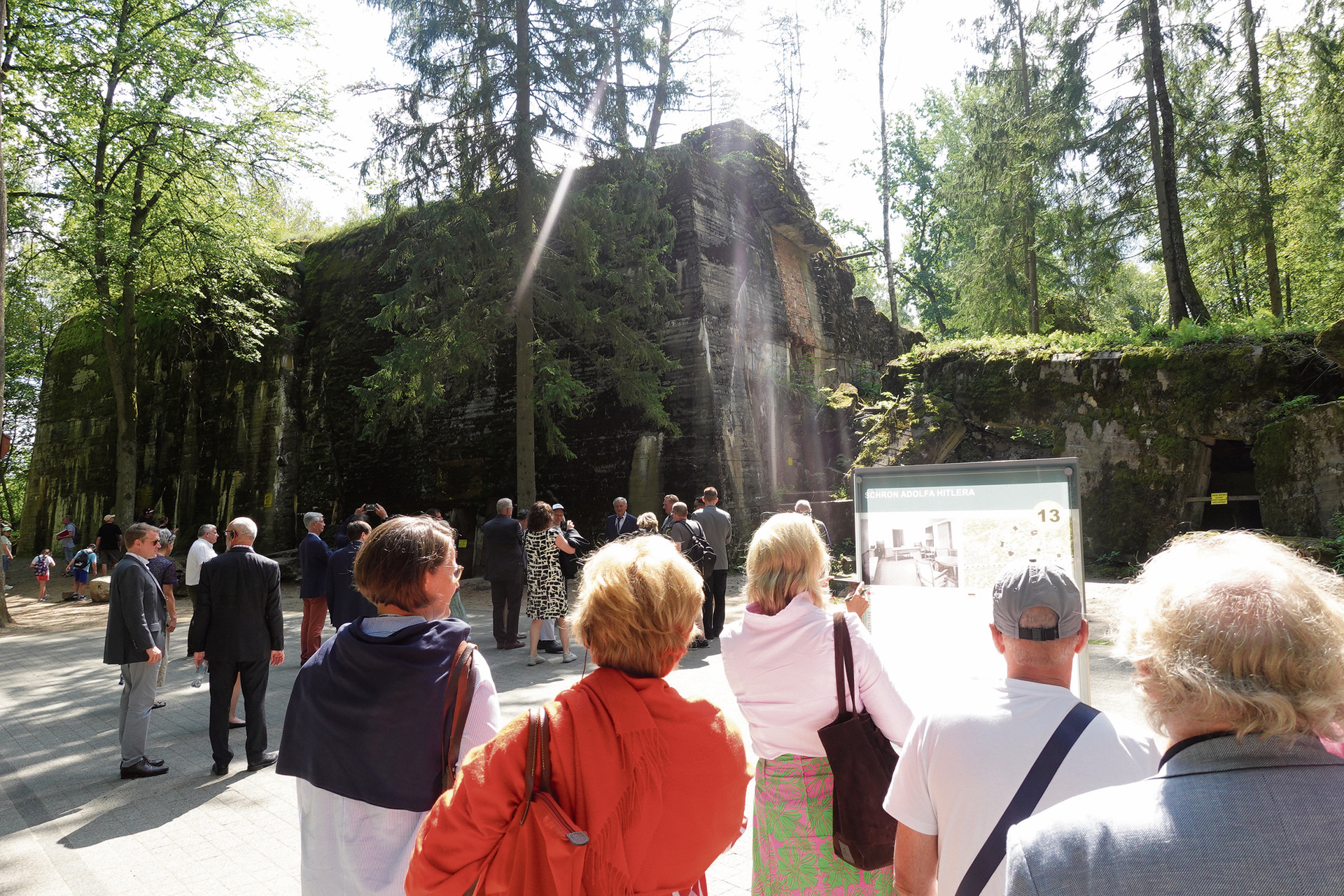 Vor dem Adolf-Hitler-Bunker in der Wolfsschanze: Gäste der Gedenkveranstaltung