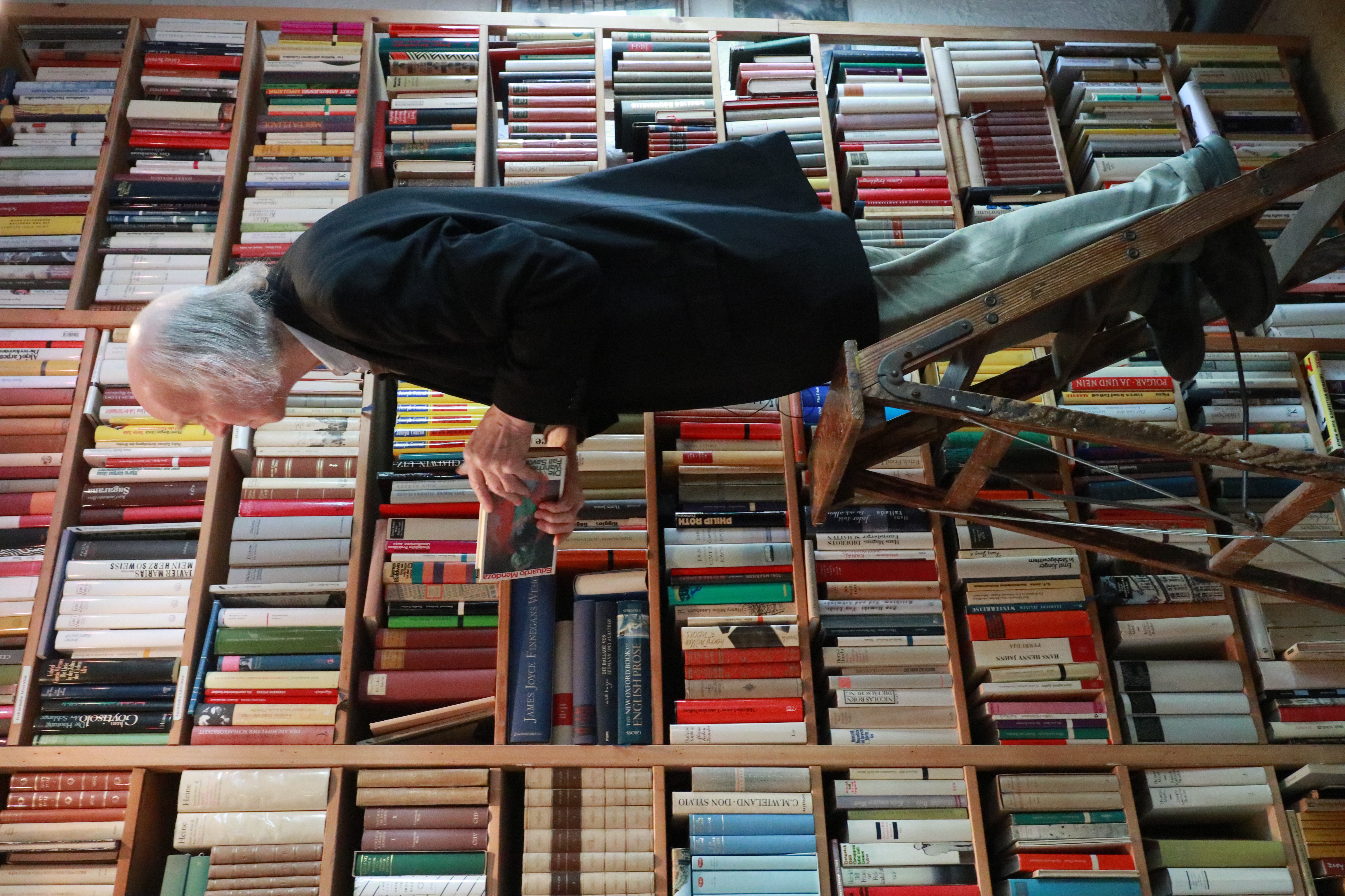 Kölner Bücherwurm: Klaus Willbrand in seinem Antiquariat