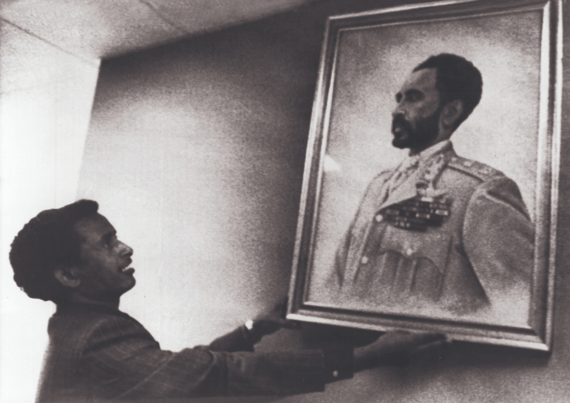 Nach seinem Sturz wird sein Bild aus einem öffentlichen Gebäude entfernt: Haile Selassie