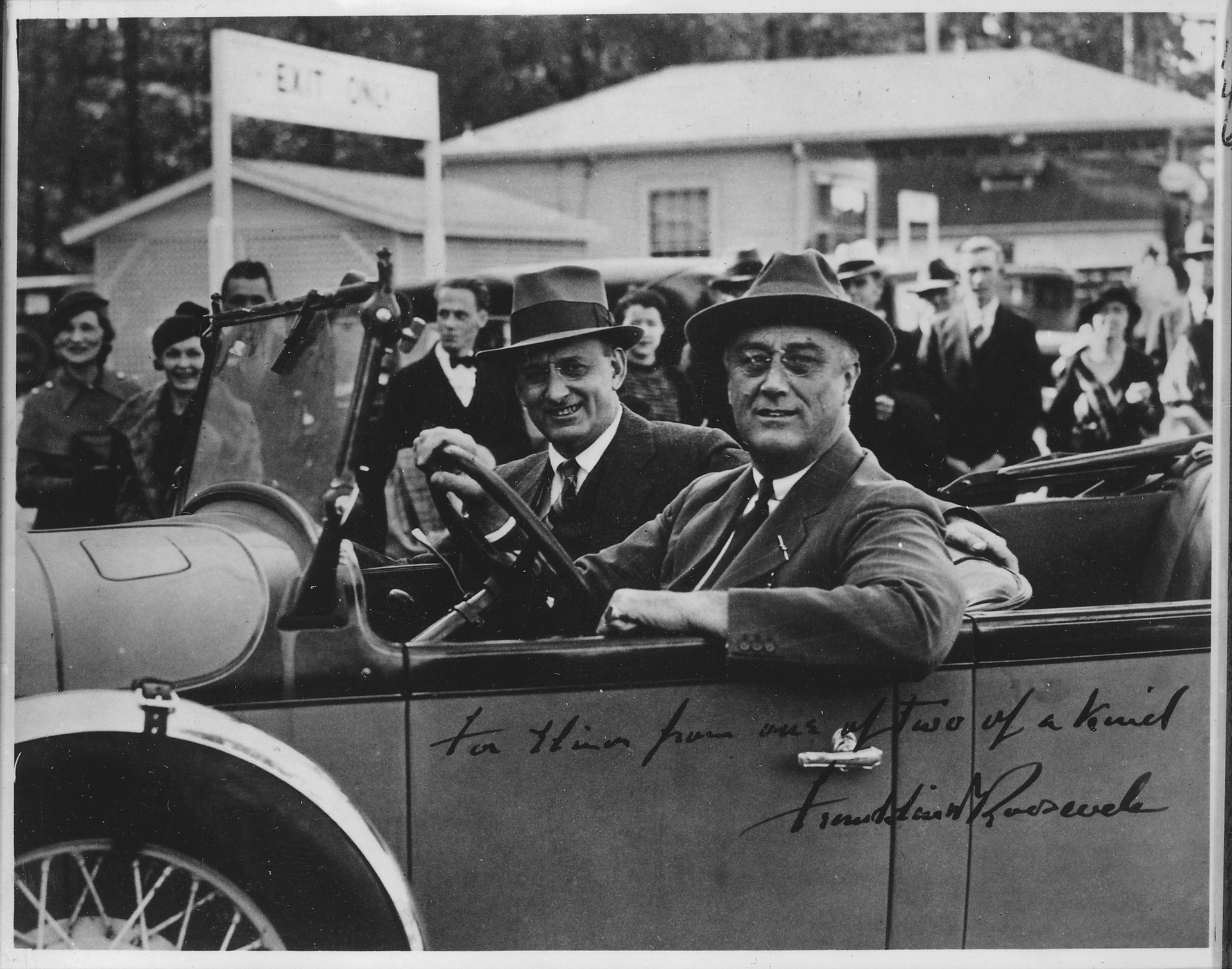 Der US-Präsident (r.) mit seinem  Finanzminister am 25. November 1933  in Warm Springs,  Georgia:  Das Bild mit Widmung schenkte Roosevelt Morgenthaus Ehefrau Elinor  