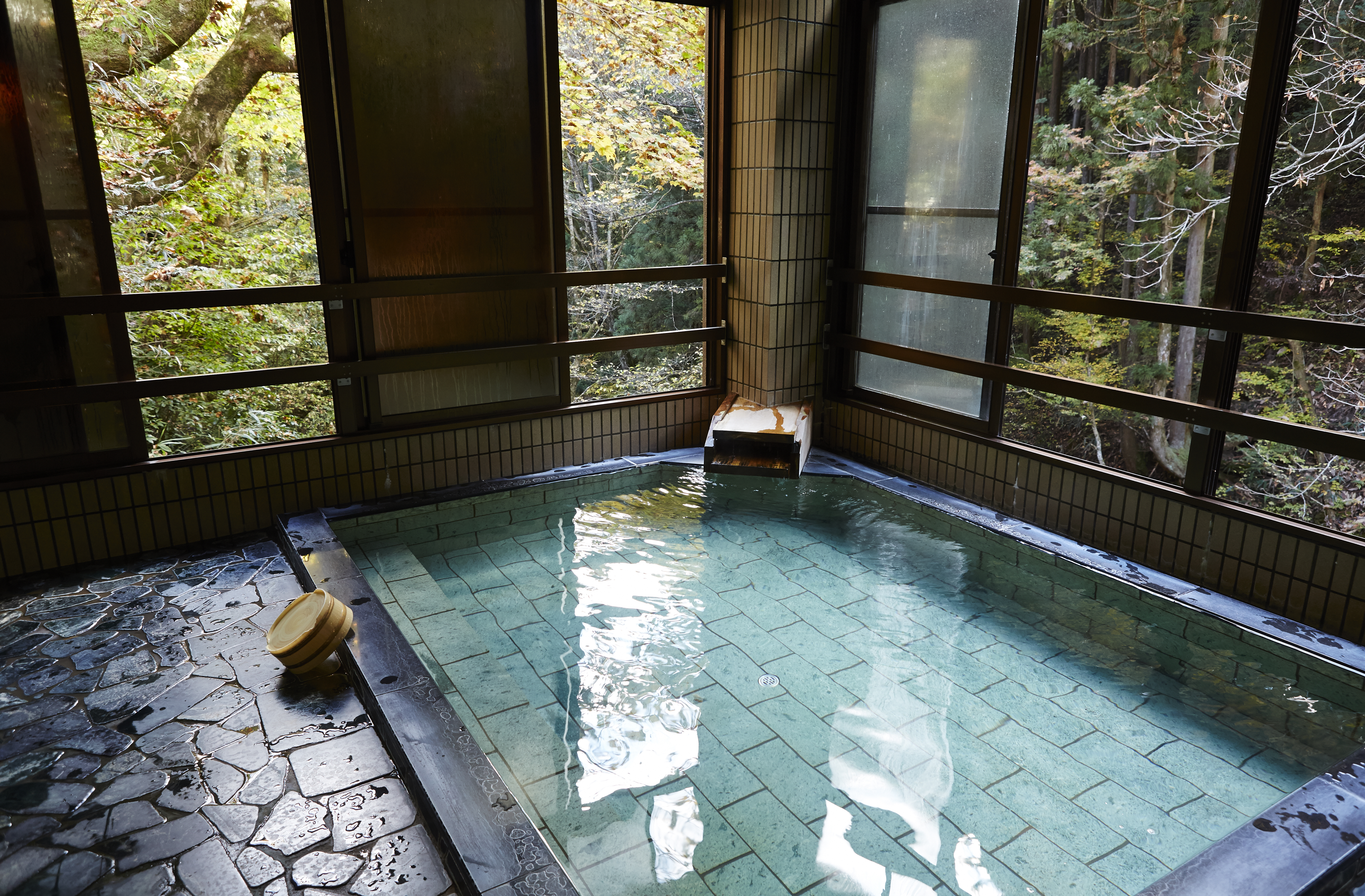 Ein heißes Bad mitten in der Natur: Ein Onsen in der Tokioter Region Tama