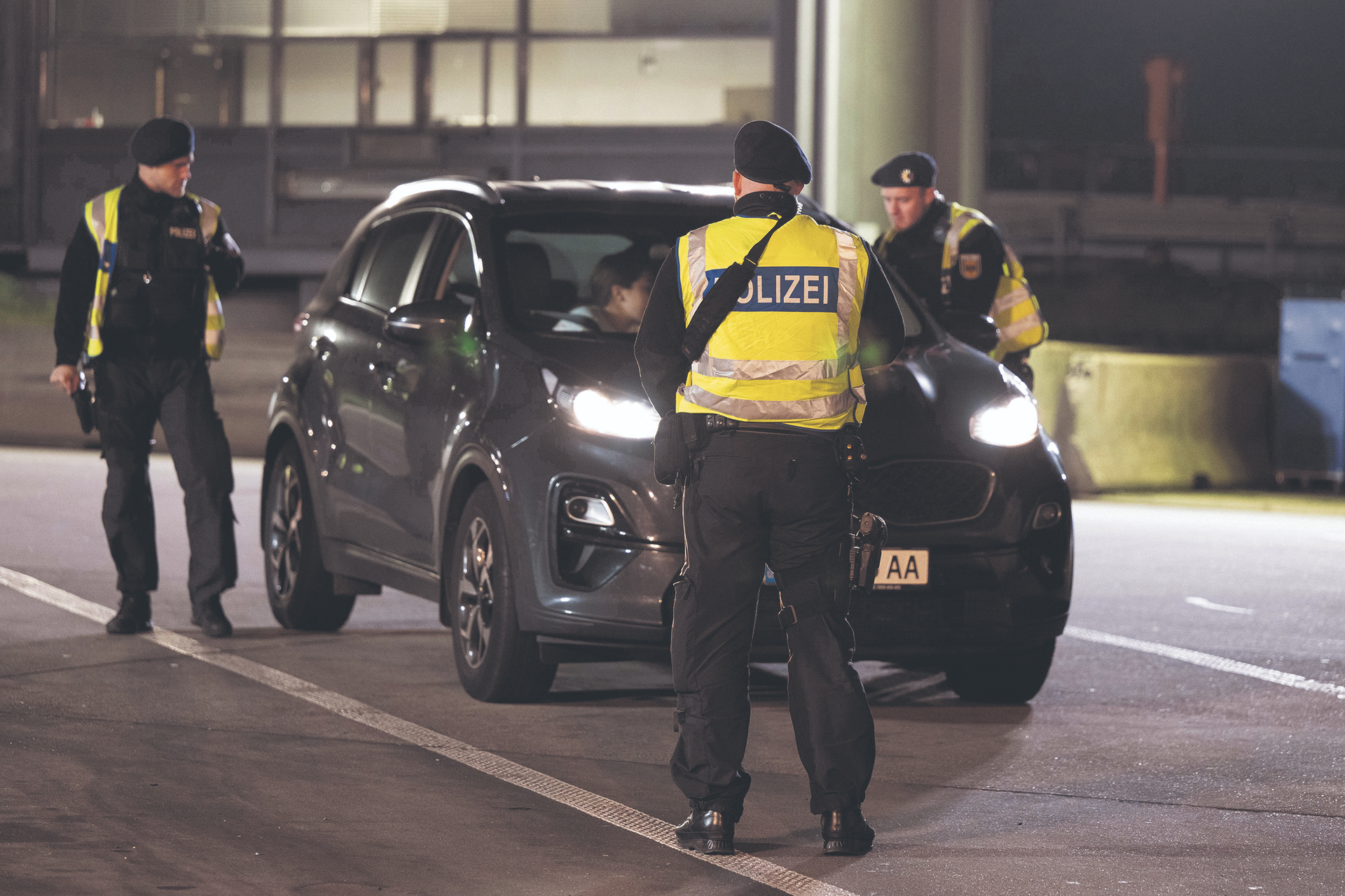 Polizisten kontrollieren auf dem Rastplatz „Am Heideholz“ nahe der deutsch-tschechischen Grenze einen Pkw