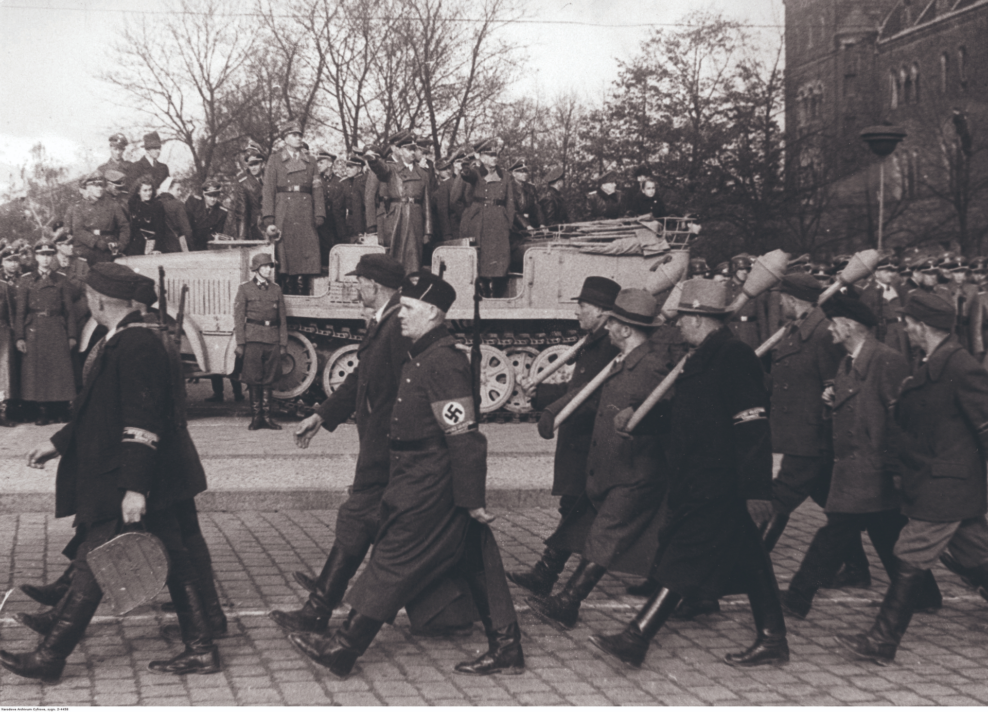 Eine typische Waffe des Volkssturms waren Panzerfäuste: Volkssturmparade in Posen 