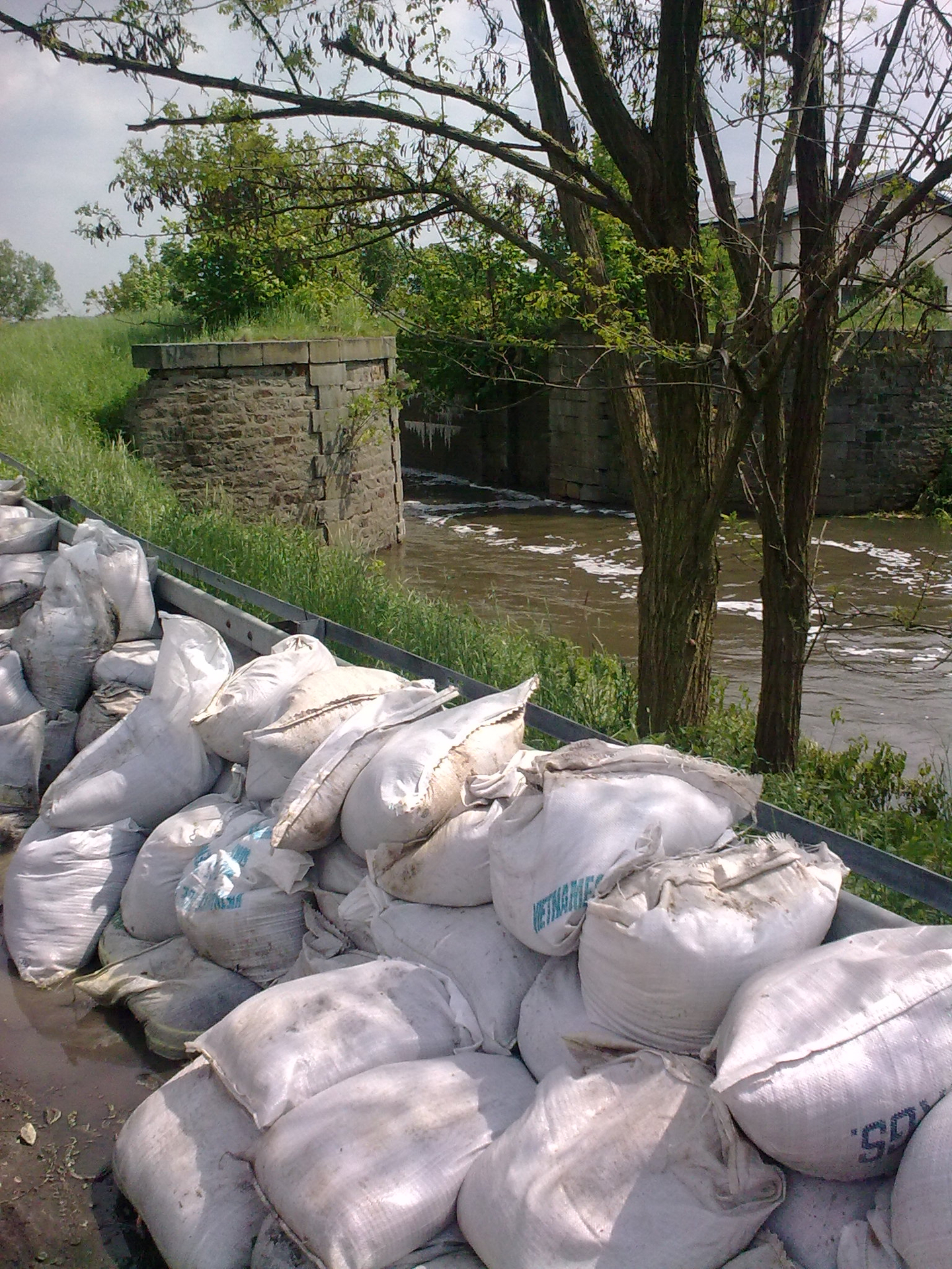 Gestapelte Sandsäcke als Flutschutz am Klodnitzkanal in Klodnitz