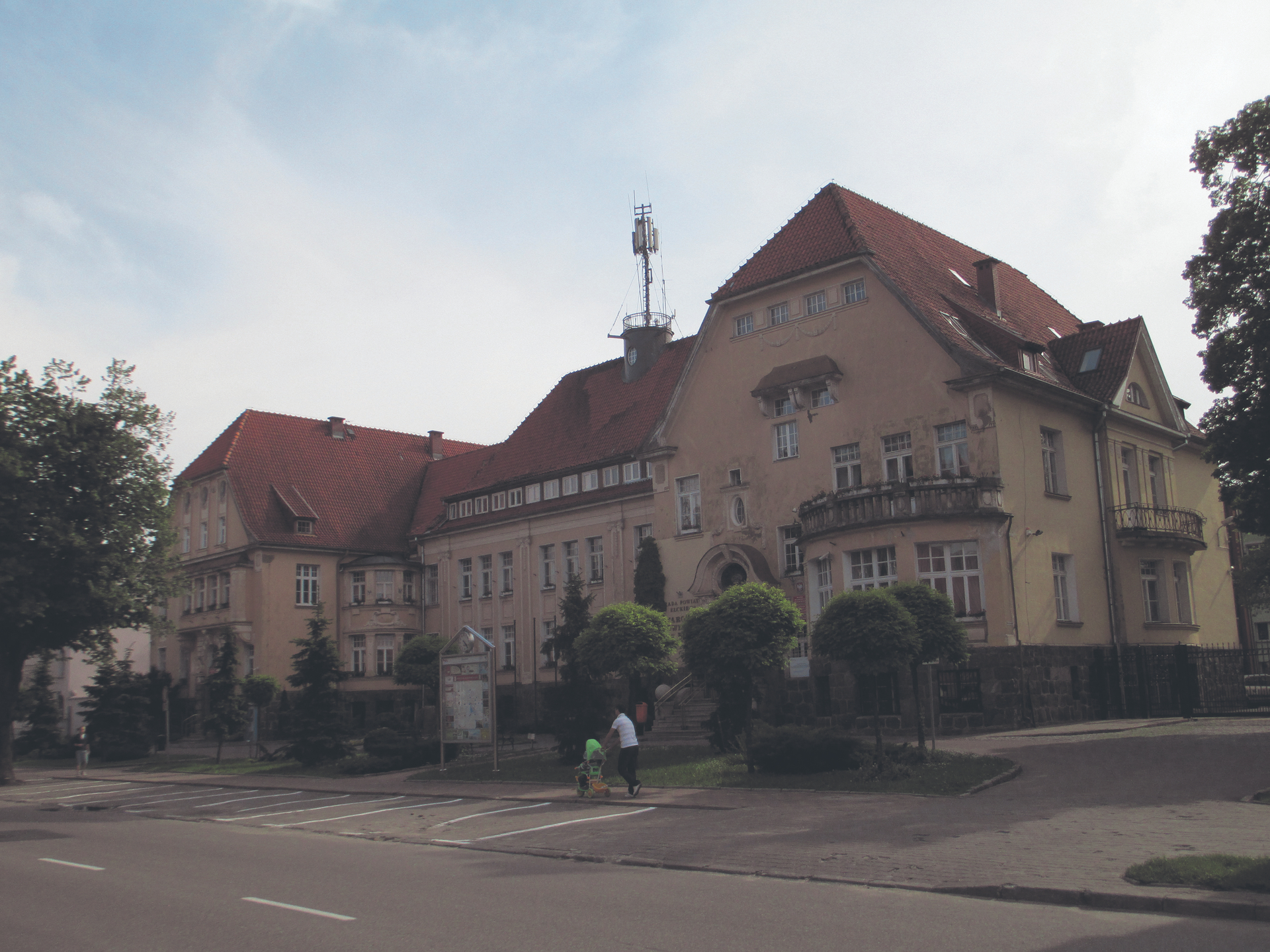 Vom Lycker Rathaus, 1912 als Kreishaus erbaut, startete Dziadek die Hindenburgsäule von Lyck (o.l.)