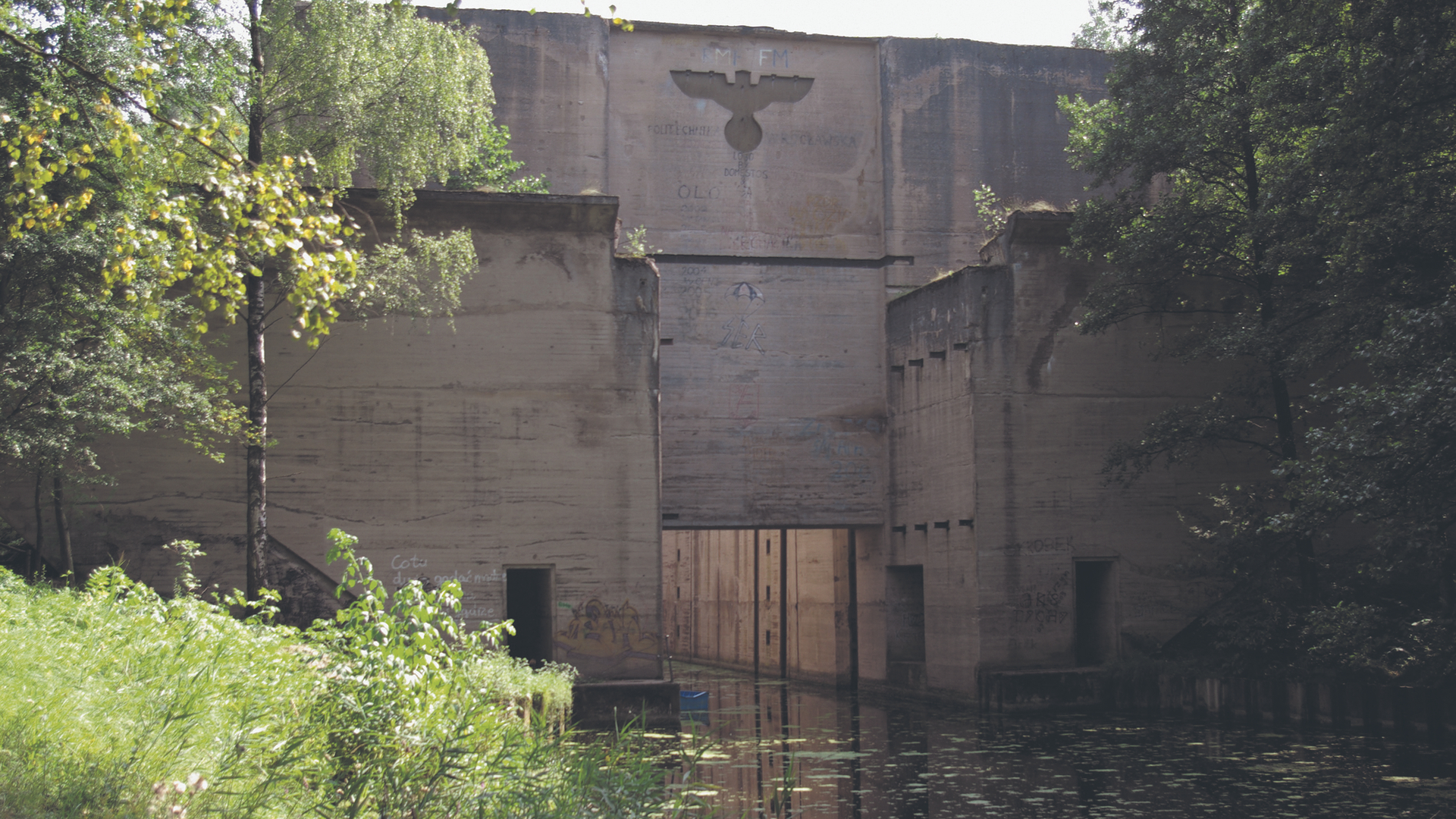 Einige Schleusen, wie hier die Oberschleuse Fürstenau, wurden über die Jahre hinweg bis 1944 noch fertiggestellt, aber letztendlich blieb der komplette Kanal unvollendet, weil die Sowjetunion die Anlagen als Reparation einbehielten