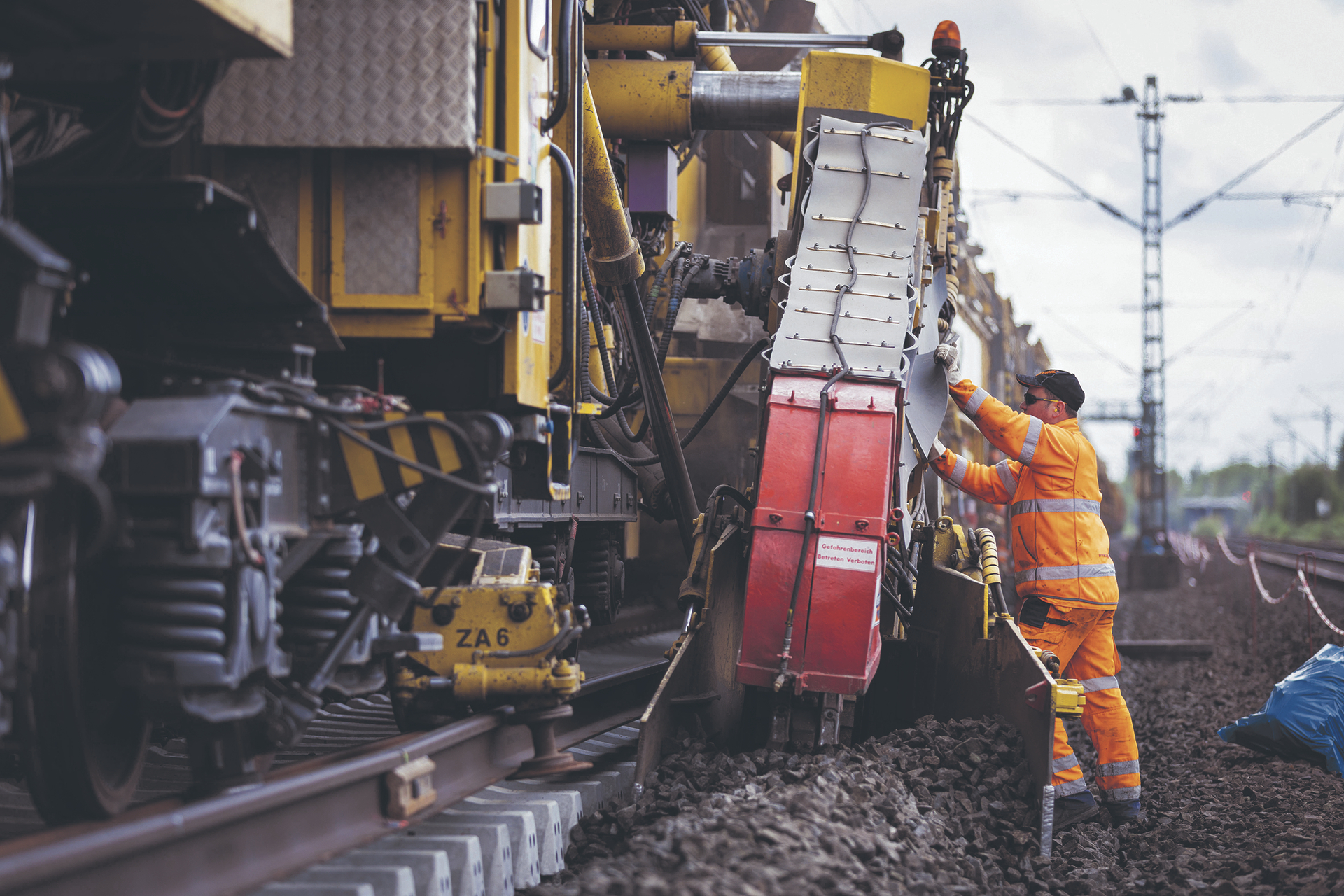 Wurde bisher bei laufendem Bahnbetrieb saniert, sollen nun ganze Streckenkorridore komplett für Monate gesperrt werden