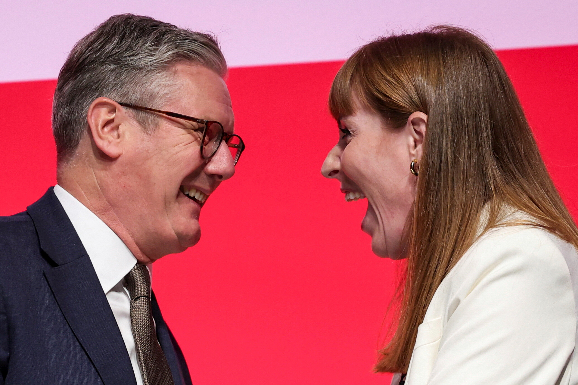 Ihnen könnte das Lachen wegen der Spenden bald vergehen: Der britische Premier Keir Starmer und seine Vize-Premierministerin Angela Rayner beim Labour-Parteitag in Liverpool 