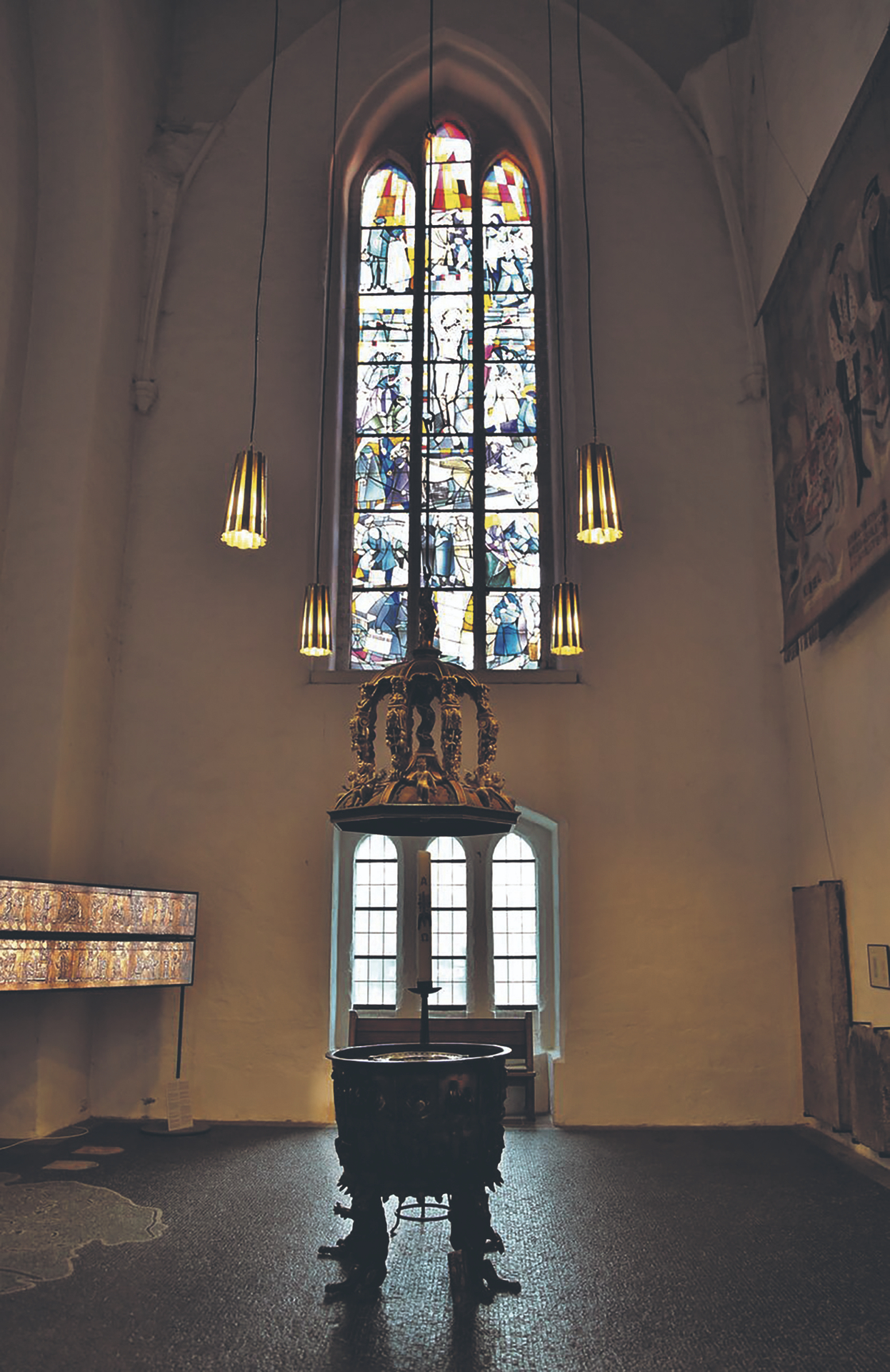 St. Nikolai zu Kiel: In der Pommernkapelle erinnern sowohl Fenster als auch Mosaike im Fußboden, der Gedenkstein für Carl Löwe und der Wandteppich an die Provinz Pommern