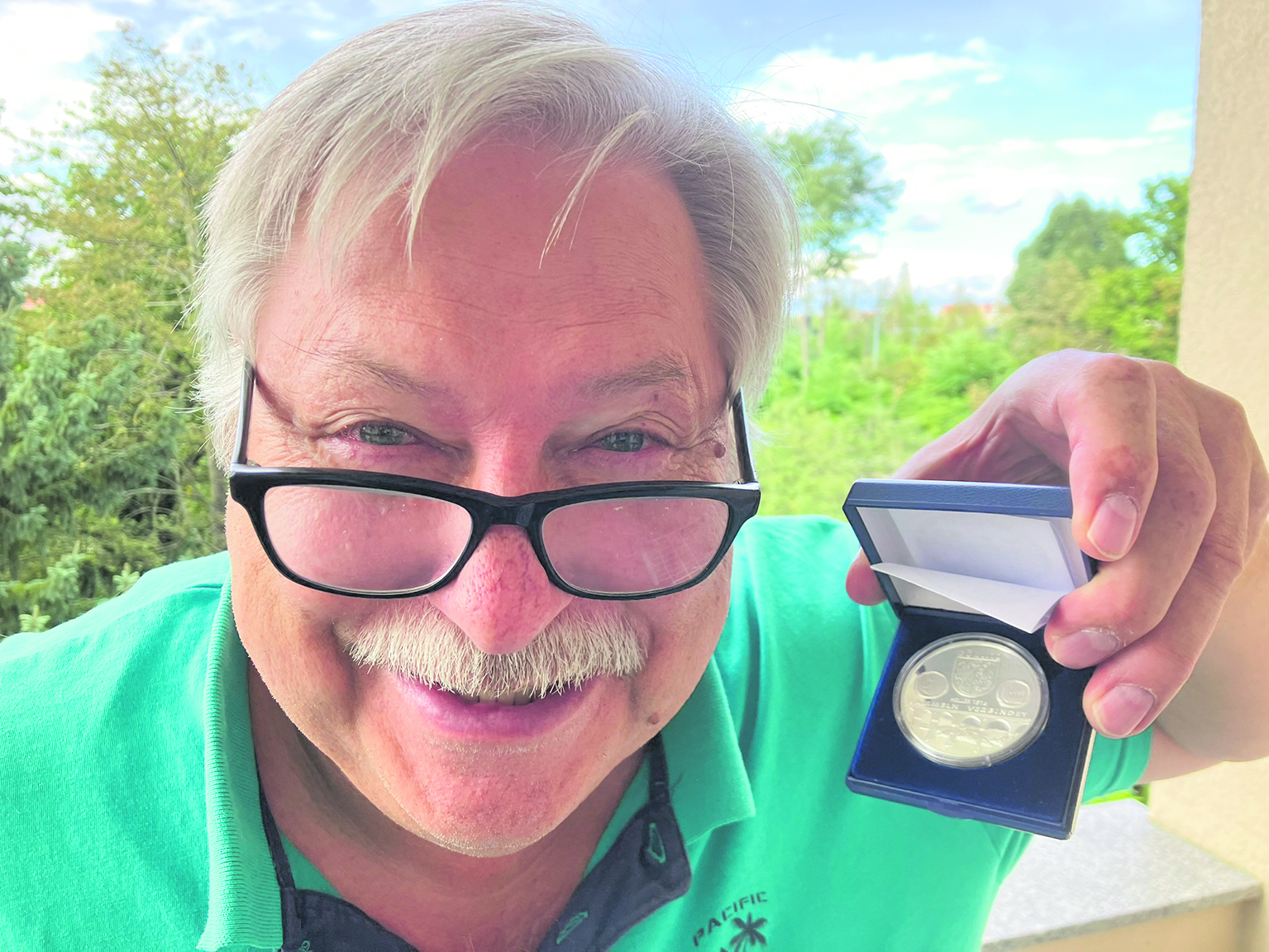 Zur Ausstellungseröffnung ließ Uwe Elix eine Medaille in kleinster Auflage in verschiedenen Metallen prägen