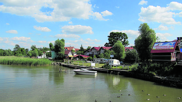 Malerisch am Ufer der Lupow gelegen: die einstige Künstlerkolonie Rowe