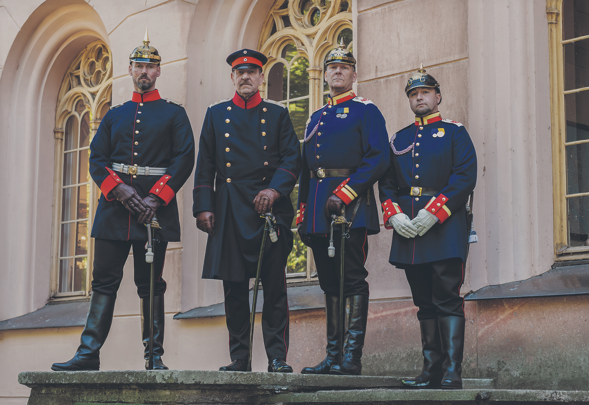 Vor dem Jagdschloss Granitz auf Rügen: Die Traditionsträger der 42er, perfekt in Szene gesetzt durch den Reenactment-Fotografen Andreas Springer. Diese Fotografen haben sich auf die Inszenierung und Nachstellung historischer Ereignisse spezialisiert