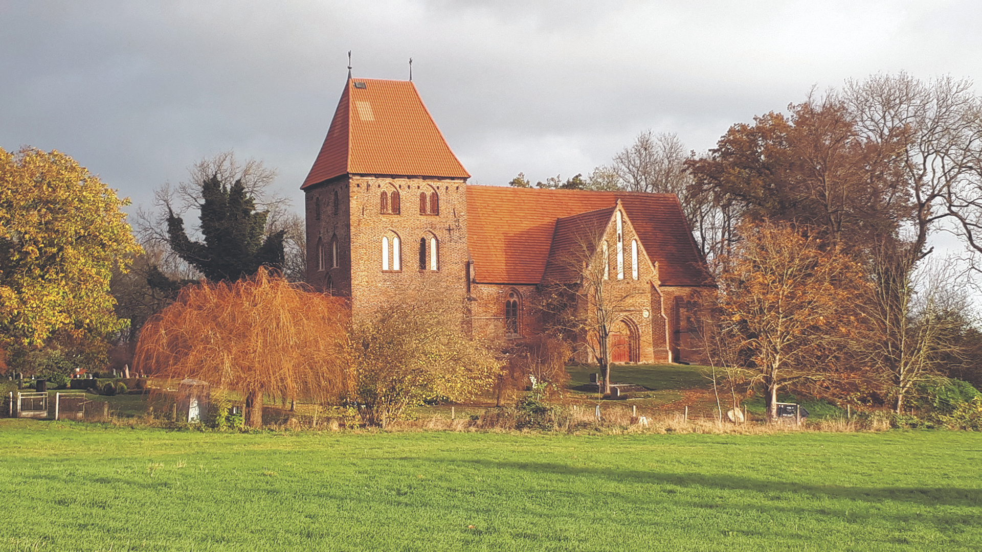 Vor wenigen Dekaden eine zerfallene Ruine, jetzt aber größtenteils saniert: Die Johanniter-Kirche zu Großen Eichsen