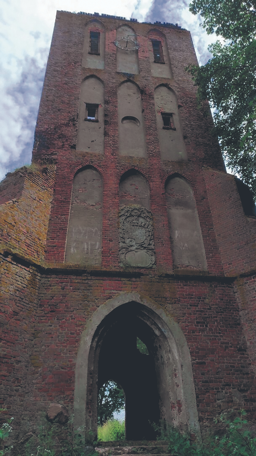 In den Ruinen der Burg Brandenburg: Archäologen entdeckten den erhalten gebliebenen und als verschollen geltenden Grabstein des Komturs Günther von Hohenstein (l.). Von der Kirche ist nur der Turm erhalten (r.)  