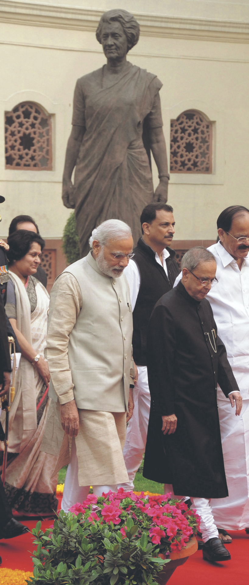 Indiens dritter Premier und der aktuelle Nachfolger: Narendra Modi (M.) vor einer Statue Indira Gandhis