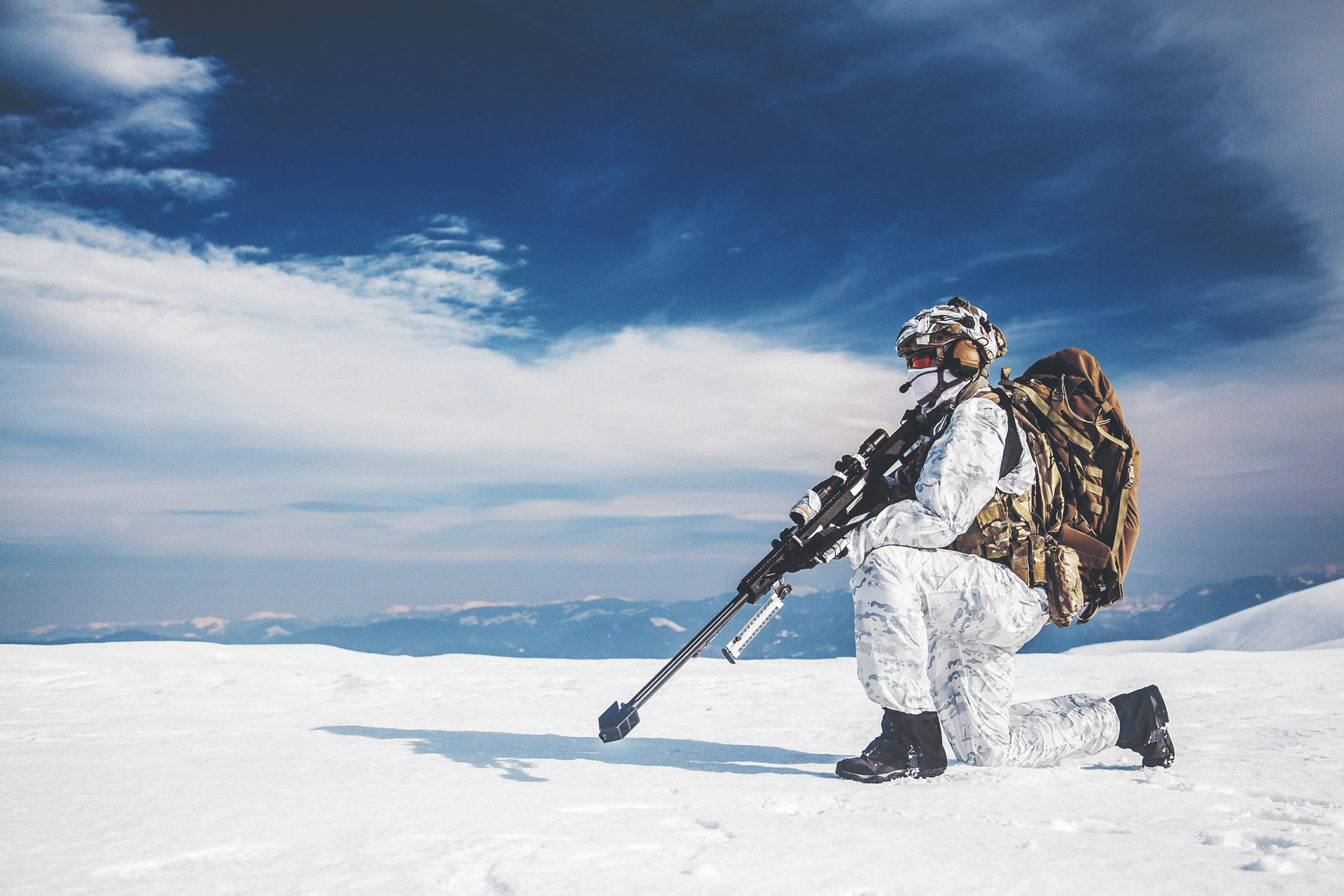 Auch russische Scharfschützen patroullieren das Arktisgebiet, während in der Schneewüste zeitgleich chinesische und ebenso amerikanische als auch andere NATO-Soldaten durch das ewige Eis streifen, um primär militärische Präsenz zu demonstrieren